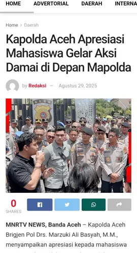 MNRTV NEWS, Banda Aceh – Kapolda Aceh Brigjen Pol Drs. Marzuki Ali Basyah, M.M., menyampaikan apresiasi kepada mahasiswa yang tergabung dalam Gerakan Solidaritas Rakyat Aceh karena telah menyampaikan aspirasi secara tertib dan damai di depan Mapolda Aceh, Jumat (29/8/2025). Aksi unjuk rasa yang diikuti sekitar 50 peserta ini berlangsung di depan pintu gerbang Mapolda Aceh, Jalan T. Nyak Arief, Jeulingke, Banda Aceh. Massa yang terdiri dari mahasiswa Unmuha, Fakultas Hukum USK, dan UIN Ar-Raniry tersebut menyuarakan tuntutan terkait peristiwa di Jakarta. Dalam aksi tersebut, Kapolda Aceh hadir langsung menemui mahasiswa. Dengan penuh kehangatan, ia mengawali pertemuan dengan ucapan salam dan rasa syukur atas kepedulian generasi muda terhadap isu-isu kebangsaan. “Alhamdulillah, adik-adik sudah datang ke tempat kami untuk memberikan aspirasi. Pertama-tama saya memberikan penghargaan kepada adik-adik semua yang masih peduli terhadap kejadian di Jakarta. Kami juga berterima kasih karena adik-adik mahasiswa telah menyampaikan aspirasi dengan cara yang baik, tertib, dan damai. Inilah wujud demokrasi yang sehat,” ujar Marzuki Ali Basyah. Kapolda menegaskan bahwa menyampaikan pendapat adalah hak setiap warga negara, tetapi harus dilakukan dengan cara santun, tertib, dan sesuai aturan hukum. Menurutnya, sikap mahasiswa Aceh yang mengedepankan kedamaian dalam berunjuk rasa patut menjadi teladan. Melalui pendekatan humanis ini, Kapolda Aceh menekankan bahwa Polri selalu terbuka mendengarkan suara masyarakat, termasuk mahasiswa, demi terwujudnya sinergi yang lebih baik antara aparat keamanan dan rakyat. #fyppppppppppppppppppppppp #demo #dpr #dprri 