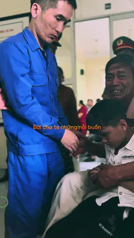 Tuy chúng ta hết duyên hết nợ những nhìn vẫn thấy xót thay.. 🙂Vì 1 phút sai lầm mà phải trả giá 10 năm.. nhìn cha già con thơ mà cố gắng cải tạo tốt về với gd nhé… 🙂