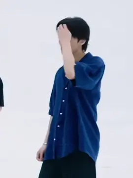 black hair + kameja biru😭☝🏻 gak semua org kuatt🫠 #marklee 