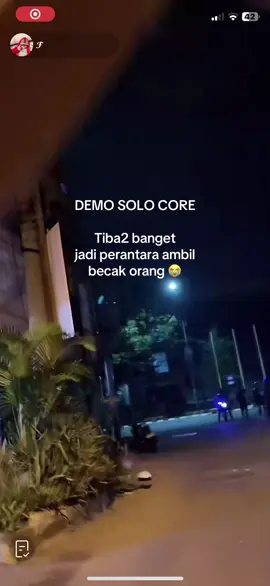 tiba2 banget mas nya ini malah jadi penengah damai mau ambilin becak bapak2 pas udah ambil malah disuruh ambil sepeda gantian wkwkw sepanjang live mas ini ada aja lah kelakuan 😭🤦‍♀️ #fypシ゚ #demosolo #acab #surakarta #solo24jam 