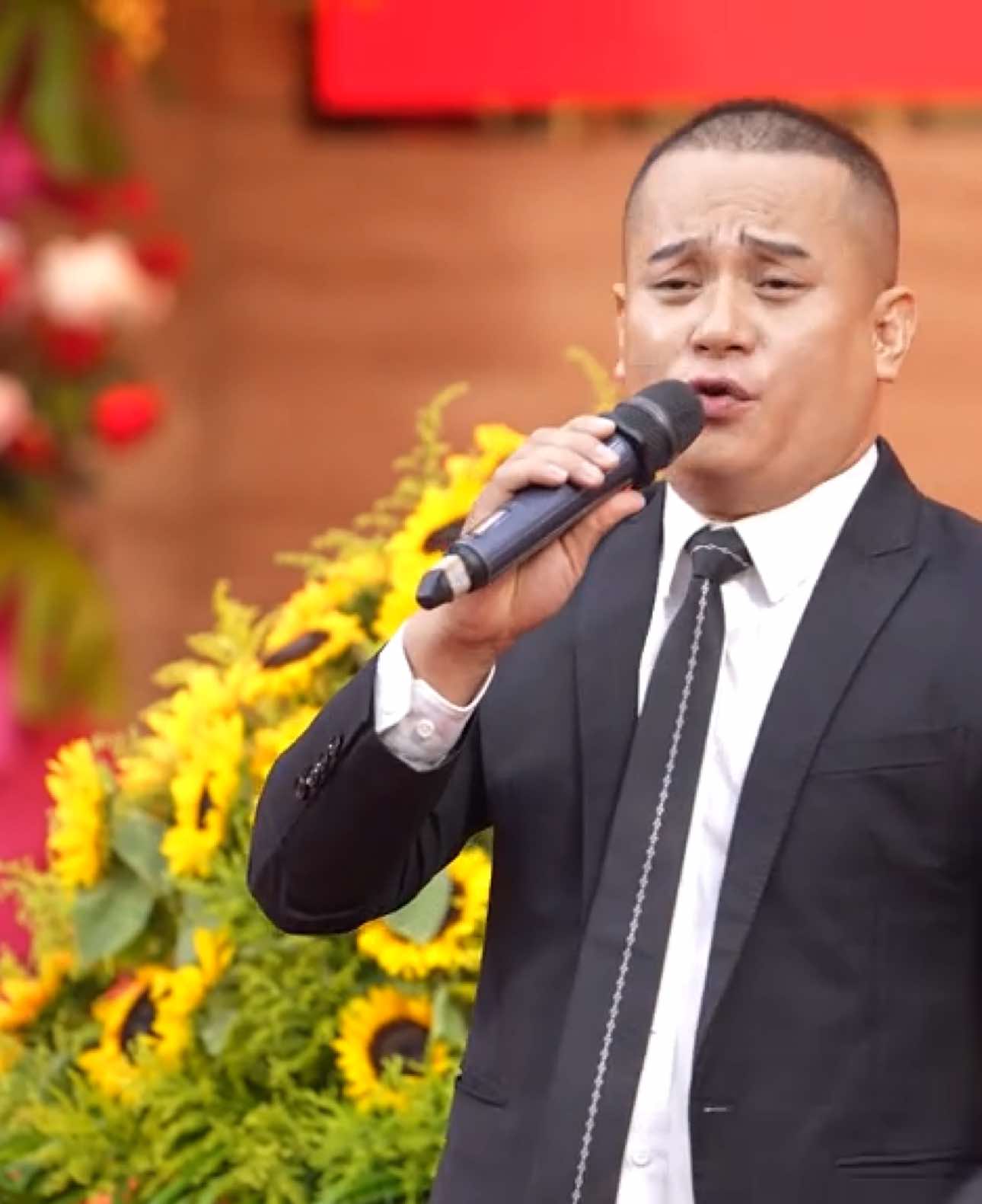 Tôi đang nghe Tổ Quốc gọi tên mình, mỗi việc tôi làm, mỗi lời tôi nói luôn hướng về Tổ Quốc tôi yêu! --    Ngày 13/08/2025, tại Hội trường lớn Bộ Tư lệnh Cảnh sát cơ động - Bộ Công An; Phan Phúc Thắng vinh dự được sự tin tưởng của các đồng chí lãnh đạo & tin yêu của các đồng chí cho Thắng cơ hội làm diễn giả trong chương trình. Thắng xuất hiện bất ngờ từ sau khán đài, mặc dù không phải là ca sĩ chuyên nghiệp nhưng đã hát 