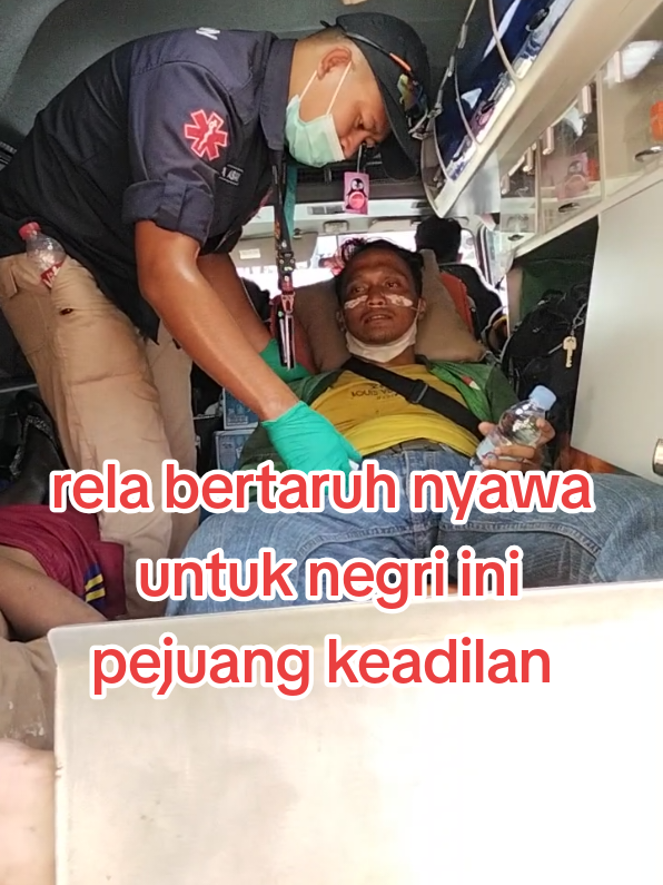 korban demo pada berjatuhan dan di tangani oleh tim medis  #demo29agustus2025 #fyp #ojolbersatu #korbandemo  #bubarkandpr 