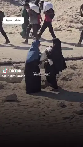 Situasi Gaza Terkini: 2 wanita membawa sekarung tepung untuk jarak yang jauh setelah menerimanya dari pusat bantuan di barat laut Kota Gaza. @Gaza Update Indonesia  @Gazaupdate  #gaza #gazaupdate #savegaza #freegaza #freepalestine