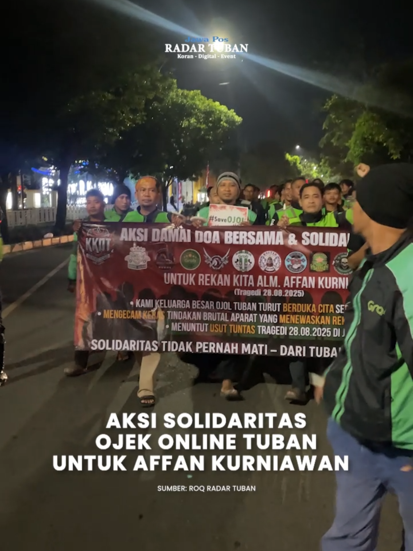 Komunitas ojek online (ojol) di Kabupaten Tuban menggelar aksi belasungkawa atas meninggalnya Affan Kurniawan, driver ojol yang MD setelah dilindas kendaraan taktis (rantis) saat aksi unjuk rasa di Jakarta pada 28 Agustus 2025 lalu. Ratusan driver ojol mendatangi Mapolres Tuban pada Jumat (29/8) malam sambil membawa lilin sebagai simbol duka. Aksi damai tersebut menjadi wujud solidaritas sekaligus doa bersama untuk rekan seprofesi mereka. #radartuban #jawapos #berita #tuban #kabupatentuban
