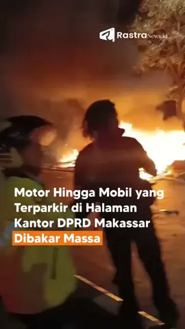 Dari info yang diterima, 2 mobil dan 9 motor dibakar massa yang masuk ke halaman kantor DPRD Kota Makassar. Baca selengkapnya hanya di rastranews.id 