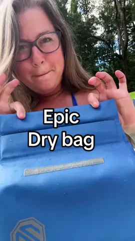 Finally a dry bag that closes and opens easily. Hello, paddle boarding, amusement parks, boating - all in. #drybag #waterproofbag #paddleboarding #waterlife #kayaking @Niphean 