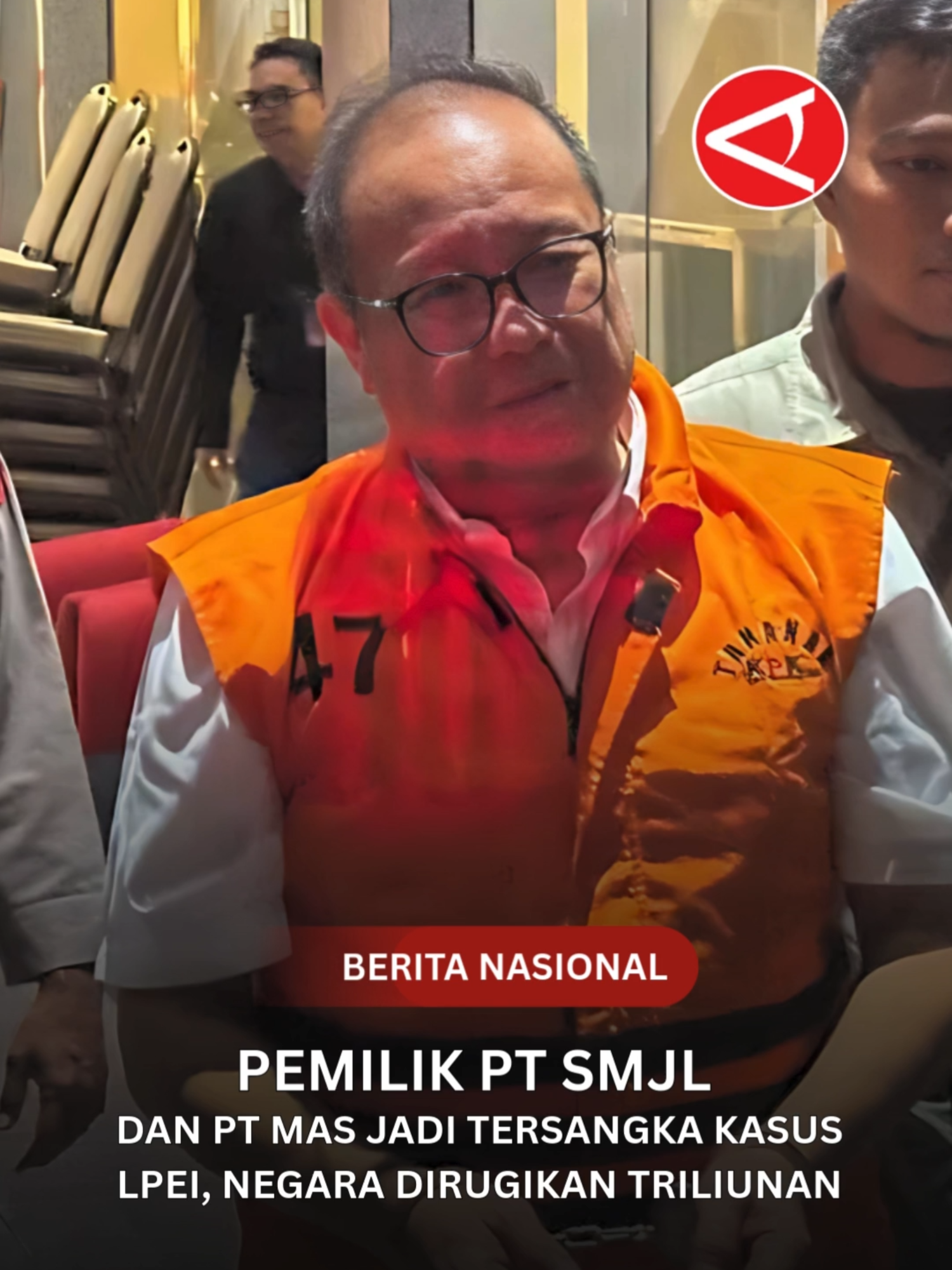 🚨 Korupsi Triliunan di LPEI! KPK resmi menetapkan Hendarto, pemilik PT SMJL & PT MAS (grup PT Bara Jaya Utama), sebagai tersangka kasus dugaan korupsi kredit Lembaga Pembiayaan Ekspor Indonesia (LPEI). 💸 Negara diduga rugi lebih dari Rp11 triliun akibat kredit macet yang melibatkan 15 debitur. Kini, Hendarto ditahan 20 hari ke depan di Rutan KPK. 👉 Publik menanti, apakah kasus jumbo ini akan bongkar “siapa saja” yang ikut menikmati uang rakyat? 📲 Cerita lengkapnya inspiratif banget dan wajib kamu baca! 👉 Follow sosial media ANTARA Kalteng untuk info keren dan inspiratif lainnya! 📖 Baca selengkapnya di: https://kalteng.antaranews.com #KasusLPEI #KorupsiTriliunan #KPK #TersangkaKorupsi #KorupsiIndonesia #BeritaJakarta #KasusKorupsi #KreditMacet #Koruptor #Hendarto #PTSMJL #PTMAS #TriliunanRupiah #BeritaTerkini #ANTARAkalteng #KawalAntaraKalteng Pewarta : Rio Feisal