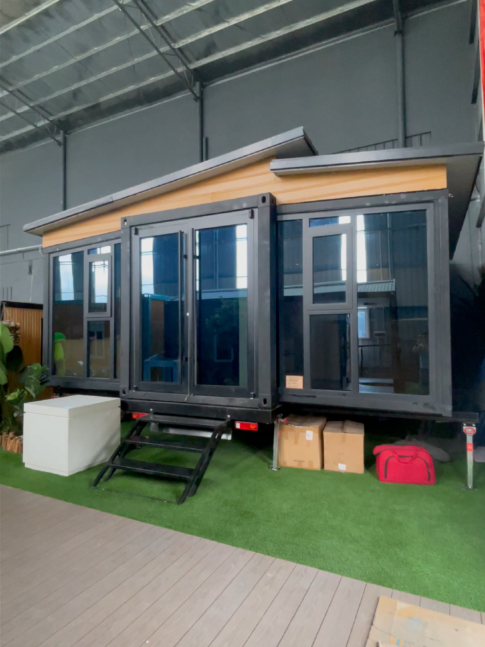 Do you like this capsule house?🏡🚛
 #prefabhouse
 #capsulehouse
 #DetachableContainer
 #ContainerLiving
 #prefabcontainer 