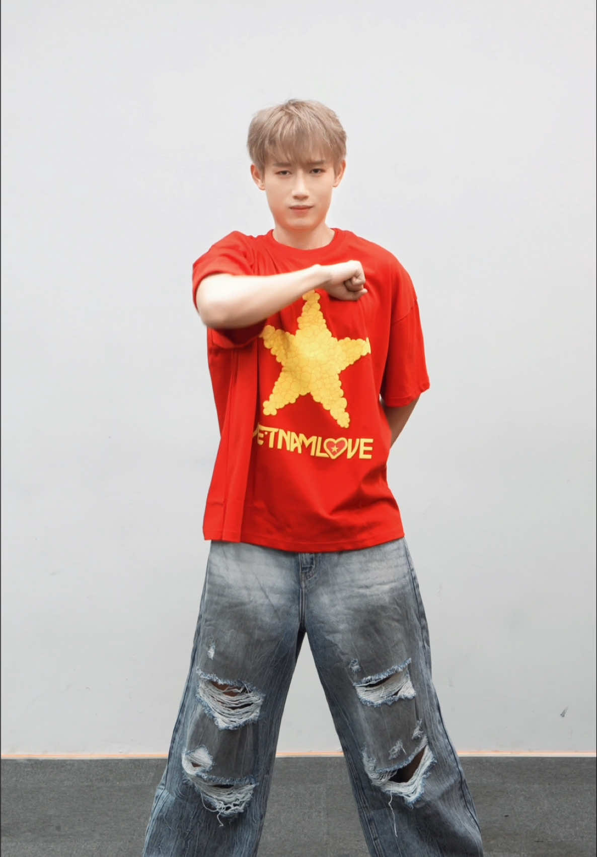 Cùng Quan tham gia Vũ Điệu Tự Hào - Kiếp Sau Vẫn Là Người Việt Nam để nhận quà từ @VietNamLove nhé! #KiepSauVanLaNguoiVietNam #VietNamLove #VuDieuTuHao #ProudVietNam