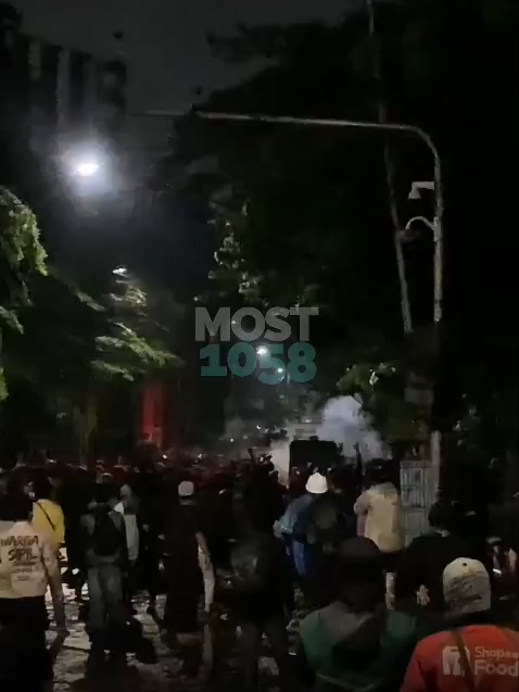 Aksi unjuk rasa di Mako Brimob Kwitang, Jakarta Pusat, berakhir ricuh hari ini. Massa aksi yang mencoba masuk ke area markas dipaksa mundur setelah aparat melempar gas air mata. Hingga saat ini, situasi di lokasi masih tegang. Petugas Brimob dengan perlengkapan lengkap terus berjaga, memastikan tidak ada massa yang berhasil mendekat. Meskipun dihalau, massa aksi masih bertahan di sekitar lokasi dan menolak untuk membubarkan diri. #Demo #Brimob #Ojol #Polisi #HidupMahasiswa #Kwitang #MostUpdate #News