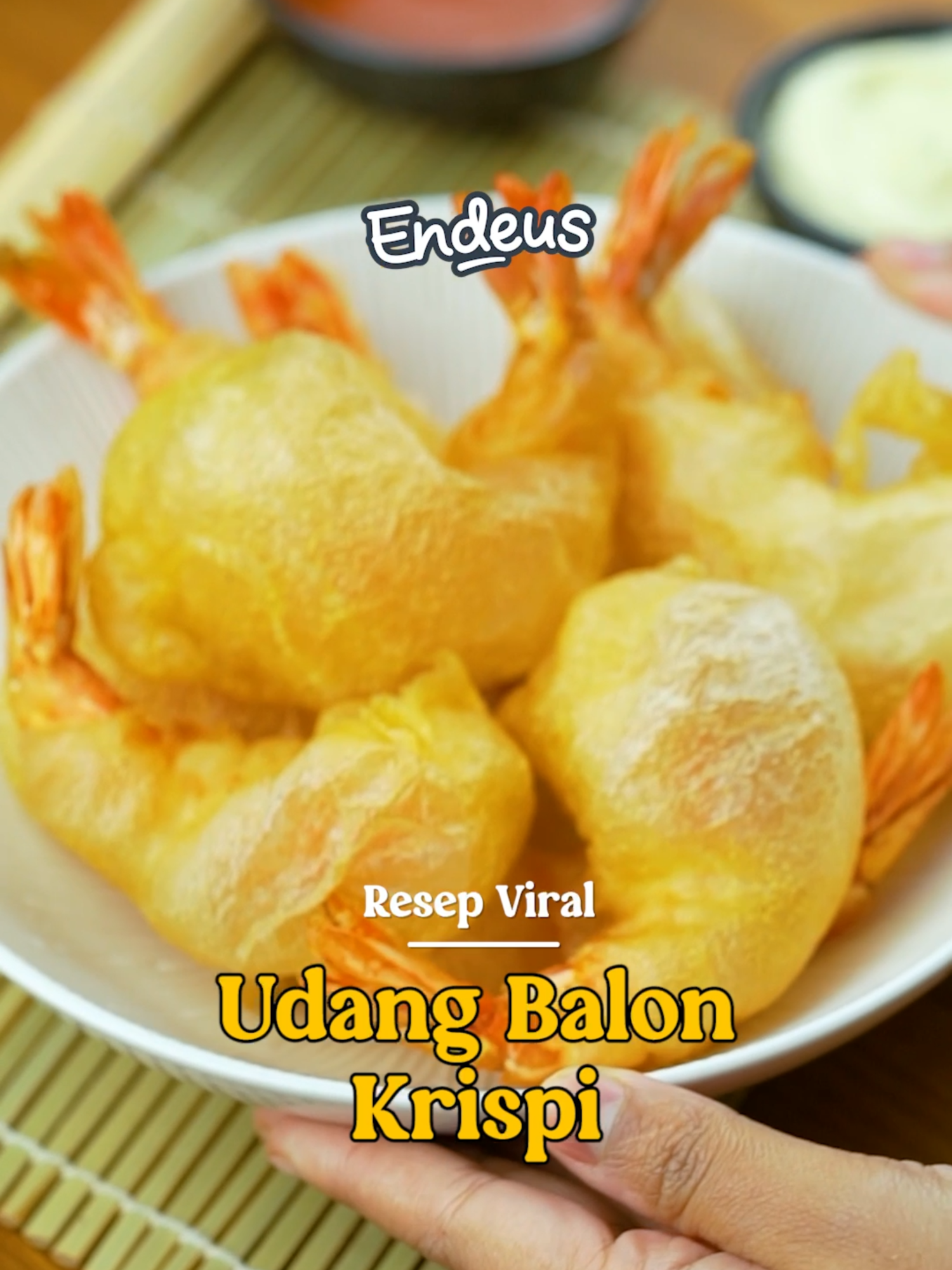 Resep udang balon crispy anti ngebosenin buat orang rumah 🍤 Resep Udang Balon Crispy Bahan: 12 ekor udang ukuran sedang, kupas, tinggalkan ekornya ½ sdt garam ½ sdt merica bubuk 60 g tepung kentang 1 sdm tepung terigu 2 sdm tepung maizena ¾ sdt baking powder 2 sdm air 2 putih telur 7 sdm minyak goreng 200 ml minyak goreng Cara membuat: 1. Keringkan udang dengan tisu dapur. Lumuri dengan garam dan merica bubuk, sisihkan. 2. Dalam wadah, campur tepung kentang, tepung terigu, tepung maizena dan baking powder hingga rata. Tambahkan air, putih telur, dan minyak goreng aduk hingga licin. 3. Panaskan minyak goreng dalam wajan celupkan 1 ekor udang ke dalam campuran tepung. Masukkan ke dalam minyak panas. 4. Goreng udang hingga lapisan tepung melembung seperti balon, siram-siram dengan minyak panas hingga berwarna kecokelatan dan krispi. Angkat, tiriskan. 5. Sajikan udang balon krispi dengan saus sambal atau mayones sesuai selera. #Endeus #fyp #cooking #resepudangbalon #udangbalon #kuliner