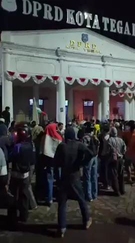 Kondisi Gedung DPRD Kota Tegal menjadi amukan masa  #tegal #demodpr #fyp 
