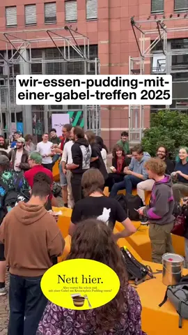Bei diesem Treffen ging es tatsächlich einfach nur darum, Pudding mit einer Gabel zu essen - keine Hintergedanken. Was wir daraus mitnehmen: Pudding verbindet Menschen 🥰 Das wir-essen-pudding-mit-einer-gabel-treffen 2025 - wir waren dabei 🙂‍↔️