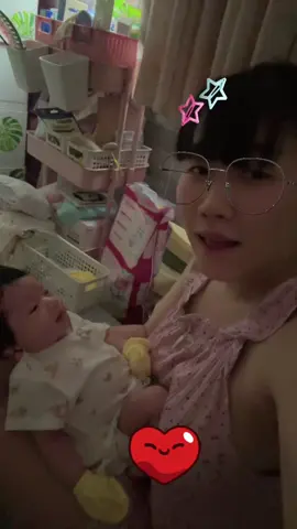 Kệ mình nhắm mắt yêu luôn… ở nhà với con gái cũng nhiều lúc dui nhiều lúc stress 🤣🤣🤣 Mẹ làm khùng làm điên con thì cười 🤣🤣🤣@Nguyễn Đăng Hưng  #keminhnhammatyeulun❤️ 