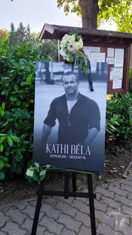 Kathi Béla 🖤 Azt hiszem minden testépítőben, erőemelőben, és konditerembe járó emberben ma meghalt valami. Bennem biztosan. Ennyi testépítő, erőemelő még nem sírt egyszerre Magyarországon mint ma.  Hálás vagyok hogy ismerhettelek.  #hála #kathibela #temetés