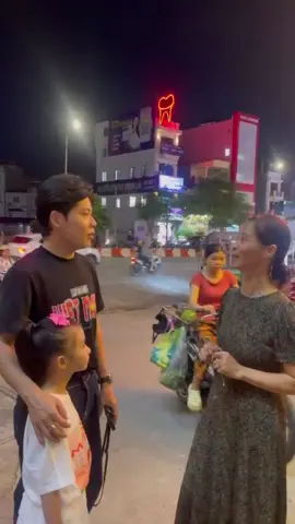 Nhạc sĩ Nguyễn Văn Chung được chị chủ quán ốc mời ăn ốc!