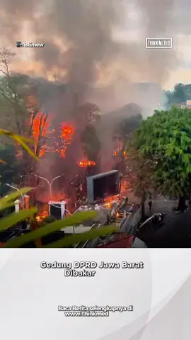 Imbas kejadian meninggalnya pengemudi ojek online (ojol) akibat dilindas kendaraan taktis Brimob, aksi unjuk rasa pecah di berbagai provinsi. Salah satunya dari Kota Bandung, Jawa Barat. Para peserta yang berasal dari pengemudi ojol dan mahasiswa melakukan unjuk rada di depan Gedung DPRD Jawa Barat, Jumat (29/8). Massa kemudian melakukan pelemparan berbagai benda ke arah gendung dan bahkan menyalakan petasan. #Thinkmedio #dprdjabar #Bandung #Demo #nasional 