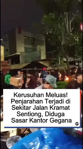Situasi semakin kacau saat demo besar-besaran di Jakarta memanas. Di tengah kerumunan massa, aksi penjarahan terjadi di sekitar Jalan Kramat Sentiong. Beberapa saksi menduga lokasi yang dijarah adalah kantor Gegana. Kondisi makin tak terkendali dan membuat warga sekitar panik. #BreakingNews #DemoJakarta #Penjarahan #kramatsentiong 