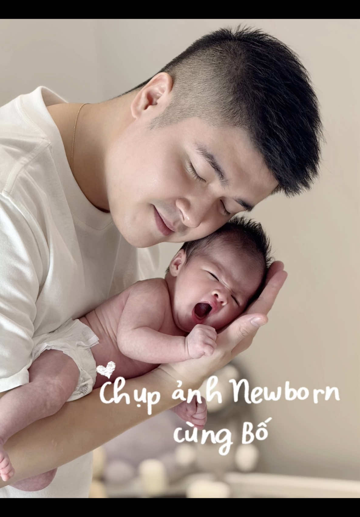 Mẹ chụp Bố và Em 📸  #embeleo🦁 #newbornphotographer #tipchupanh 