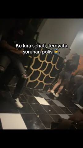 Lariii upinn lariii😂 @0.Rp @Akun tidak ditemukan @esterdongggg #fyp #surabaya24jam #foryou #xybca #tunjunganplaza 