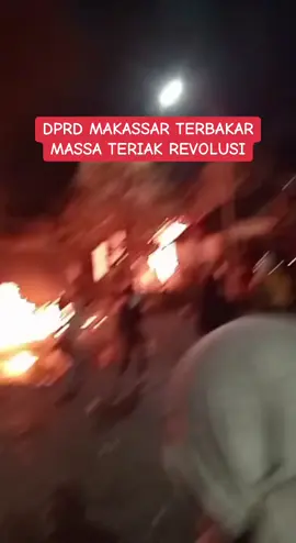 Demo di Kota Makassar memanas, setelah massa membakar Kantor DPRD Kota Makassar. #Demo29Agustus #demodpr #makassar #demomakassar #revolusi 