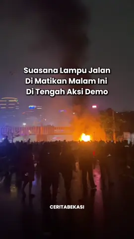 (29/08/2025) pukul 21:15 Suasana Lampu Jalan di matikan saat masa aksi demo memanas di depan gedung kapolda metro jaya jakarta!  #demodpr #demoburuh #news #demo #fyp