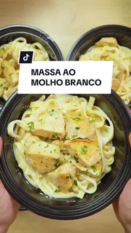 Macarrão ao Molho Branco com Frango Para o macarrão: 500g macarrão cru (usei fettuccine) 1 xícara (240g) leite desnatado 1 colher de sopa (12g) amido de milho 1 dente de alho ralado (4g) 1 pitada de noz moscada 1/2 xícara (120g) requeijão light 1/2 xícara (50g) parmesão ralado Sal e pimenta a gosto Para o frango: 900g de peito de frango em cubos 2 colheres de chá (11g) de sal 2 colheres de chá (4g) pimenta-do-reino moída 1 colher de chá (4g) óleo de canola 1 colher de sopa rasa (10g) manteiga OU 10g azeite de oliva 4 dentes de alho (15g) ralado ou amassado Salsa fresca picada a gosto Para o macarrão: 1. Cozinhe o macarrão colocando ele numa panela com sal e água suficiente para cobrir ele apenas, conte o tempo da embalagem menos 3 minutos após ferver. 2. Adicione no macarrão quente o leite diluído no amido de milho, o requeijão, alho ralado, noz moscada, sal e pimenta. Ferva em fogo baixo mexendo sempre por 2 minutos. 3. Adicione o parmesão ralado e misture bem fora do fogo ou em fogo bem baixo. Ajuste o sal e a pimenta, e reserve. Nota: para requentar, sempre adicione um pouco de água ou leite para deixar o molho fluido novamente. Para o frango: 1. Corte e tempere o frango com o sal e a pimenta. 2. Aqueça bem uma frigideira larga e grossa untada com metade óleo. Grelhe metade do frango em cubos, sem sobrepor até dourar de todos os lados. Repita o processo com a segunda metade do frango e óleo. Devolva a carne dourada para a panela, adicione a manteiga, o alho picado e a salsa fresca. Misture rapidamente até perfumar e reserve. Toda a receita (7 porções) Calorias: 3573 kcal Proteínas: 310,4 g Carboidratos: 404,8 g Fibras: 17,5 g Gorduras: 69,1 g 1 porção Calorias: 510 kcal Proteínas: 44,3 g Carboidratos: 57,8 g Fibras: 2,5 g Gorduras: 9,9 g #receitasfit #receitas #fy #Fitness #dieta 