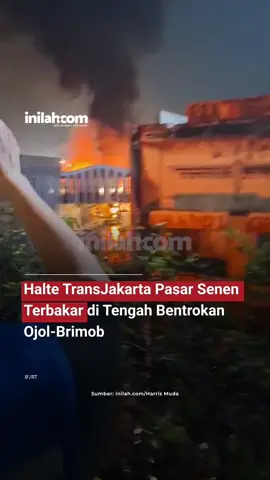 Halte TransJakarta Pasar Senen, Jakarta Pusat, terbakar hebat di tengah pecahnya bentrokan antara massa ojek online (ojol) dengan polisi di sekitar Mako Brimob, Kwitang, Jumat (29/8/2025). Pantauan Inilah.com di lokasi, api dengan cepat melahap hampir seluruh bagian halte sejak pukul 20.00 WIB. Pada saat bersamaan, ketegangan antara massa ojol, Brimob, serta sejumlah warga sekitar masih berlangsung di kawasan tersebut. Hingga kini belum diketahui penyebab pasti kebakaran. Sejumlah warga yang menyaksikan kejadian itu tampak kaget, apalagi lokasi halte berada tak jauh dari flyover Senen dan jaringan sutet yang membentang di atasnya. - Selengkapnya kunjungi website dengan klik link di bio atau download aplikasi di AppStore dan Google Play Store. #InilahNews #Halte #TransJakarta #PasarSenen #MakoBrimob    