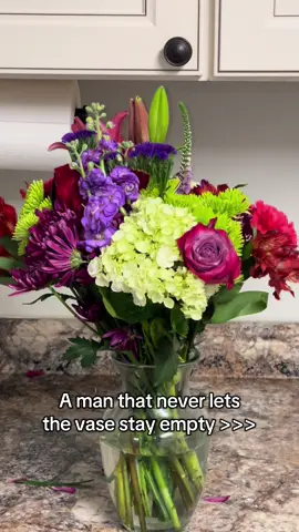 Has me kicking my feet 🥹🥹🥹 • • • • • • • • • • • • #Love #flowerarrangement #flowers #myman #sweet 