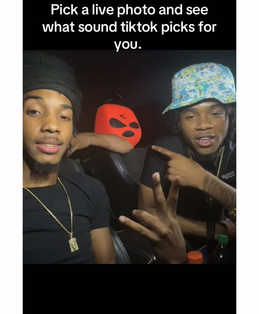 Why im talking during a picture😭😭
