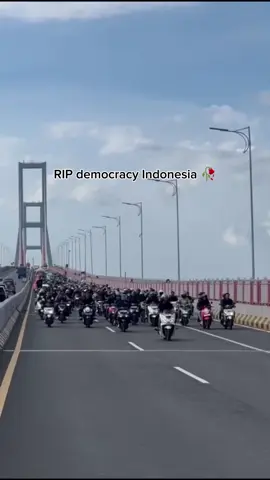 yang demo dilindas, yang demo di WFH, yang nabrak dilindungi #demoojolsurabaya #demo #surabaya #universitastrunojoyomadura #ripdemokrasi 