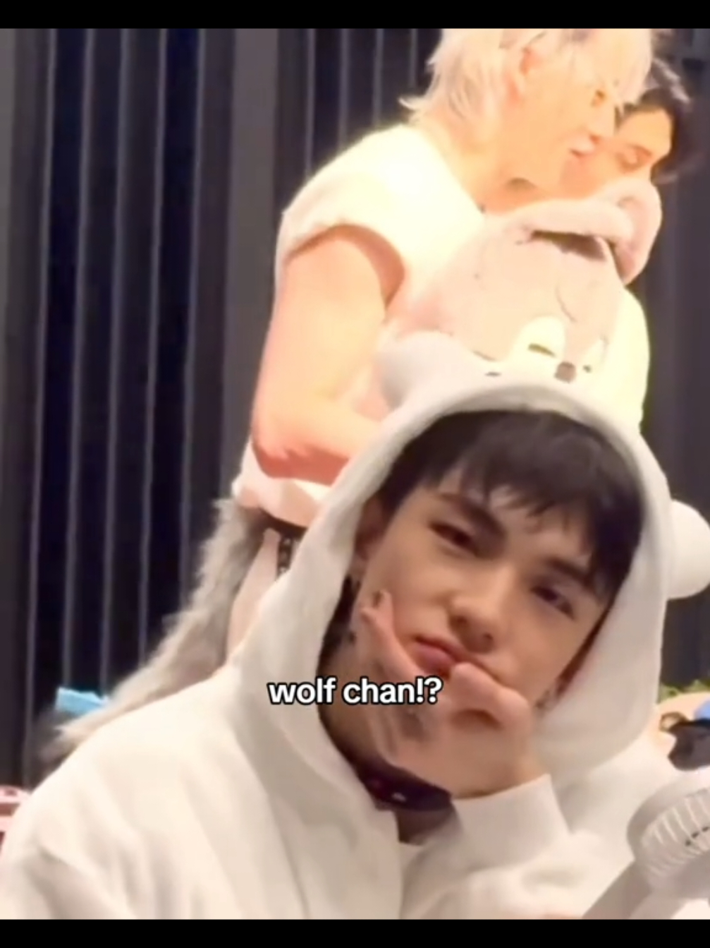 Вульф Чан держит Вульф Чана и просто милый Хёнджина🥺🤏 #bangchan #wolfchan #stay #skz #StrayKids 