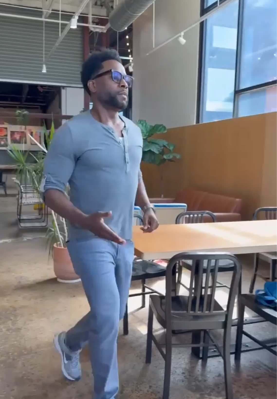 Kendrick goes behind Natasha's back to meet the coin dealer but ends up with the partner instead! #viral #comedy #foryou #comedia #tiktokforyou 