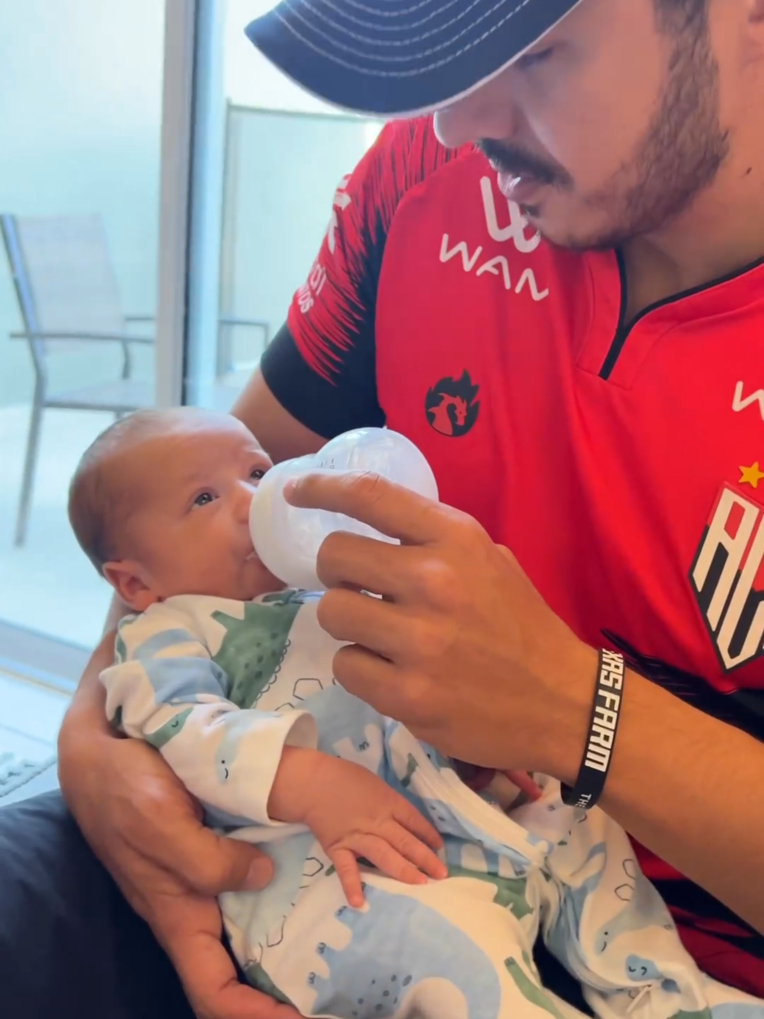 🌟 Jacques Vanier: @jacquesvanier @fc.jacquesvanier21 Exemplo de Amor e Atlético ❤️🐉 Jacques Vanier conquistou o público com suas brincadeiras 😄🎉 e seu estilo contagiante de felicidade 😎✨. Mas ele é muito mais do que isso: é um exemplo de pai 👨‍👦💖, especialmente como pai solo, demonstrando amor incondicional pelo seu filho 🍼💙. Além disso, Jacques ama o Atlético Clube Goianiense 🏟️🐲❤️. Em tudo que faz, mesmo nas dificuldades ⚔️💪, está sempre com a camisa do Dragão 👕🔥, divulgando o clube 📢🏆 e mostrando seu amor verdadeiro pelo time 🖤❤️. O mais inspirador é como ele equilibra sucesso 🌟🏅 e simplicidade 🙏💛: mesmo sendo reconhecido 🏆🎖️, continua humilde, genuíno e de coração aberto 💖🌈. É esse tipo de pessoa que representa os verdadeiros atleticanos 🐉💪, aqueles que carregam amor pelo clube ❤️🐲 e pela família 👨‍👩‍👦 acima de tudo. Texto Paulo Marcos