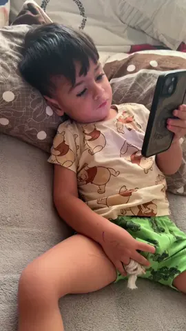 Butun günü belədi😃Nə axdarır bilmirəm😀😀😀