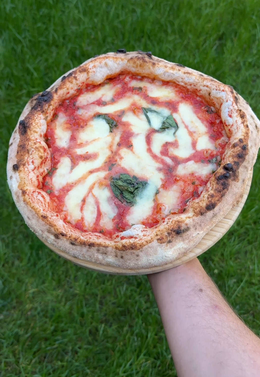 Pizza Margherita🍕👑  💬 Das besondere an der Pizza Margherita ist, dass man die Zutaten perfekt rausschmecken kann. Hochwertige Zutaten wie Fior di Latte, San Marzano Tomaten, Parmigiano, Olivenöl und frischer Basilikum machen diese Pizza perfekt.😍 Welche ist deine Lieblingspizza?☺️ Verrate es mir.👇🏻