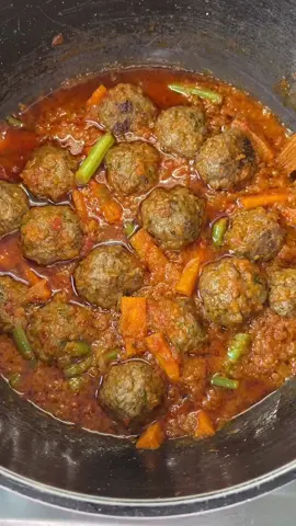 Boulettes de viande à la sauce tomate. Recette boulettes de viande  Boulettes de viande  Sauce tomate bolognaise  Recette sauce tomate  Recette bolognaise  #tiktokfrance🇨🇵 #pourtoii #fyp #bolognaise #capcut_edit 