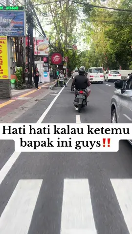 jdi aku mau jelasin gmn kronologi kejadiannya. tdi sore aku mau ke tempat gym dri arah renon menuju canggu, awalnya biasa aja tuh dijln sekitaran renon eh tbtb ada yg mepetin mtrku dongg bapak”yg aku sndri gatau siapa dia. dia teriak gni eh” gek” jit” smbil pepetin mtr ku pkoknya dibelakang ku bgttt ga ada space mtr lain, aku lirik ke spion malah nyengir ketawa ga jelas isi melet” gtu. smpe di jl gunung agungg tuh dia masih ada dibelakang ku ngikutin aku, aku ngebut dia ikut, aku berhenti dia ikut. akhirnya aku mutusin buat cht dan tlp pcrku bilang klo ada yg ikutin. aku mutusin buat ngerekam ni bapak lahh dia tau posisinya dia lagi direkam tapi ttep aja ngikutin aku gatau mau ngincer apa. padahal pakaian ku aman” aja panjang dan tertutup,tp knpa bapak ini ngikutin aku ya?? apa perasaanku aja? tapi bner” takut bgt smpai gemeteran aku diikutin sama ni bapak😭😭😭🫵🏻 .Pikiran ku udhh travellingg jngn” gni jng” gtu pkonya aku takut bgtt wktu kejadiann ini😭. wktu dijln canggu pas kebetulan lagi macet” nya disana lah aku pisah sama ni org aku gatau dia kmna dan aku ngebut dongg yaa dah berdoa biar ga diikutin lagi smaa org ni dan akhirnya lolos sampai di ftnesspluss canggu , intinya kalian harus hati” guys di jln mana pun kita gatau mksd org” gajelas kya gtu. aku share video ini biar kalian lebih waspada juga di jln mana pun itu.    #denpasarviral 