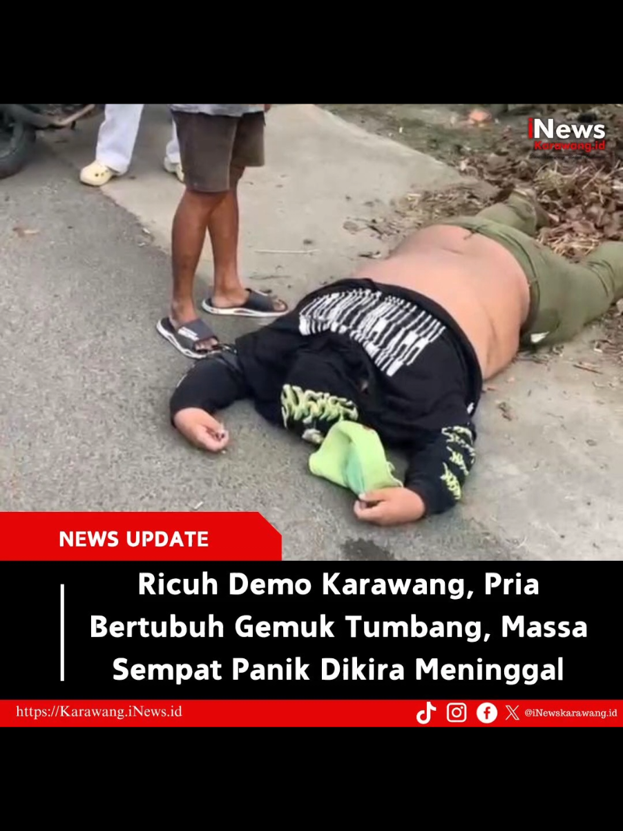 Suasana mencekam terjadi di depan Mapolres Karawang pada Jumat (29/8/2025) sore. Seorang lelaki bertubuh gemuk yang ikut dalam aksi demonstrasi tiba-tiba terkapar di tengah kericuhan.  Sempat muncul kabar bahwa demonstran tersebut meninggal dunia, namun faktanya ia masih hidup meski kondisinya tampak lemah. Video lelaki tersebut tersebar di sejumlah grup whatsapp warga. Pantauan iNEWSKarawang.id di lokasi, pria tersebut tergeletak di antara kerumunan massa ketika situasi sedang memanas. Beberapa demonstran lain berteriak histeris, menduga rekannya itu sudah tak bernyawa. Namun setelah diperiksa, ternyata ia masih bernafas.  Sejumlah rekan sesama demonstran kemudian mengevakuasi pria tersebut ke tempat aman untuk mendapat pertolongan. Kericuhan pecah setelah massa gabungan yang terdiri dari mahasiswa, driver ojek online, dan pelajar melakukan blokade jalan dari arah Lampu Merah Johar menuju Klari. Jalan protokol itu terpaksa ditutup, sementara sejumlah pertokoan sekitar lokasi memilih menutup usaha mereka karena khawatir menjadi sasaran amuk massa. Aksi ini dipicu oleh tragedi tewasnya seorang driver ojol berinisial AK yang diduga dilindas kendaraan taktis (rantis) Brimob saat mengikuti aksi demonstrasi di Jakarta, Sabtu (28/8/2025). Insiden itu menyulut kemarahan solidaritas massa di Karawang. Situasi semakin memanas ketika aparat kepolisian menembakkan gas air mata untuk membubarkan kerumunan. Massa aksi membalas dengan melempari petugas menggunakan batu, kayu, bahkan botol kaca.  Suasana di sekitar Mapolres Karawang pun berubah mencekam dengan pecahan kaca dan batu bata berserakan di jalan. Meski sempat buyar setelah gas air mata ditembakkan, massa kembali berkumpul dan melanjutkan aksinya. Hingga berita ini diturunkan, kericuhan masih berlangsung, sementara pihak kepolisian terus berupaya menenangkan keadaan. #inewskarawang #karawang #polreskarawang #demoojol #fyp 