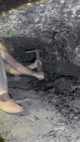 Black Diamond Mining ⛏️ #blackdiamond #coalmining #goldmining #blackgoldminimg #Minecraft @tiktok creators 