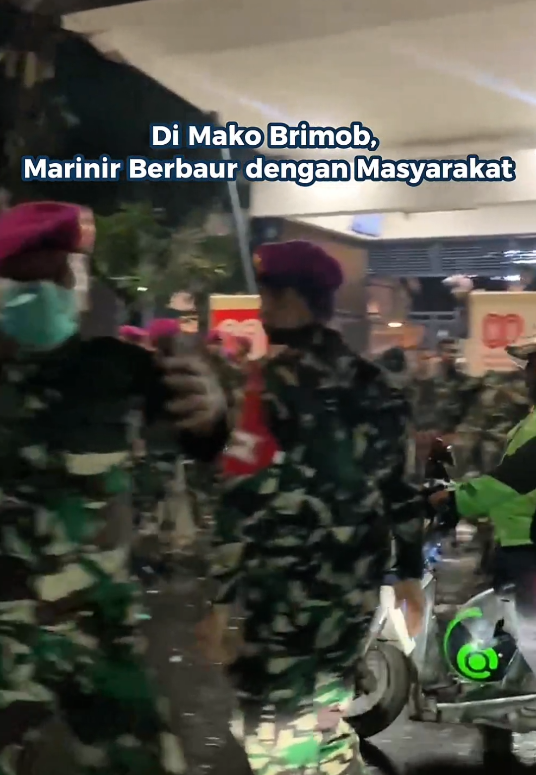 Korps Marinir TNI AL berbaur di tengah masyarakat pada 19.14 WIB, Jumat (29/08/2025), di Mako Brimob, Jakarta Pusat.  Untuk meredam situasi, sekitar 300 personel Korps Marinir TNI AL diterjunkan ke lokasi. Ketika seorang demonstran hendak menyalakan petasan, ia justru dipeluk oleh anggota Marinir agar tidak meledakkan benda tersebut. Kreatif: Rega Almuhtada Produser: Nibras Nada Nailufar #Marinir #MakoBrimob #Demo ##cut
