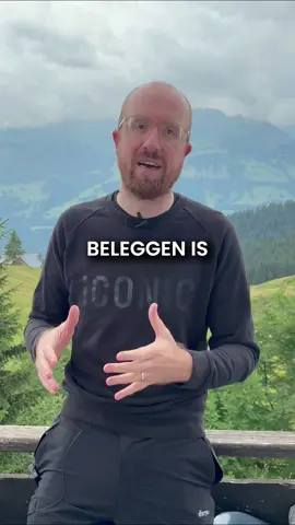 Ik ben (pas) écht begonnen met beleggen toen ik 31 was. Achteraf dacht ik: waarom heeft niemand me dit eerder verteld? Dit zijn de 3 dingen die ik toen graag had willen weten 👇 (deze video bevat publiciteit voor @saxobelgium) 1️⃣ Begin met wat je kunt missen Je hoeft geen groot bedrag opzij te zetten. Het gaat erom dat je begint. Ik begon met een klein maandbedrag .. en het echte verschil kwam door consistentie, niet door de hoogte van het bedrag. 2️⃣ Maak het jezelf makkelijk Elke maand opnieuw beslissen of je wéér gaat beleggen? Dat is vermoeiend. Ik zette het automatisch aan en merkte ineens: het loopt gewoon door, zonder dat ik eraan hoef te denken. 3️⃣ Kijk niet te vaak naar je beleggingen. Beleggen werkt alleen als je de tijd z’n werk laat doen. Je hoeft niet dagelijks te checken wat de beurs doet. Gebruik die tijd liever om te leven, terwijl je geld op de achtergrond groeit. Wat ik leerde? Het gaat er niet om wanneer je begint. Het gaat erom dat je begint. Wil jij leren hoe beleggen écht werkt? Ik geef er binnenkort een gratis masterclass over. Zet ‘START’ in de reacties of klik op de link in m’n profiel. Dan stuur ik je alles door.