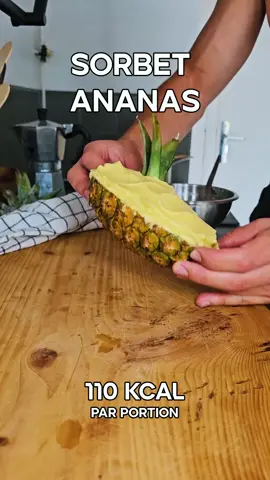 Sorbet 100% ananas maison ! 🔢 Macronutriments pour 1 portion (200g) : 110 kcal | 1g P | 24g G | 0.6g L 📋 Ingrédient : - 200g ananas (frais congelé ou surgelé) 👨🍳 Préparation : - Coupe l'ananas en cubes et place-les au congélateur jusqu’à ce qu’ils soient bien durs (ou utilise directement de l'ananas surgelé). - Mixe l'ananas à l’aide d’un bon mixeur jusqu’à obtenir une texture lisse et crémeuse. - Déguste tout de suite ou replace quelques minutes au congélateur pour une texture plus ferme. Bon app' mon petit Jo' ! 😋 #desserthealthy #mangersainement #snackfit #recettefruitée #sorbetananas#sanssucreajouté #glacesaine #recettefacile #fitfood