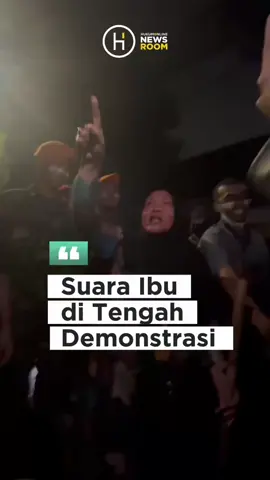 Malam ini, di tengah panasnya aksi demonstrasi, seorang ibu dari Kwitang bernama Jua berdiri di depan massa. Berusaha untuk melerai bentrokan massa dengan aparat yang terus berlangsung.  