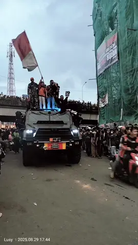 Kelakuan anak2 STM ada2 aja 😂,Mobil TNI yg mau masuk Ke Mako Brimob di Hadang,dan di Naikin Ramai-ramai. Jakarta 29 Agustus 2025 #fyppppppppppppppppppppppp 