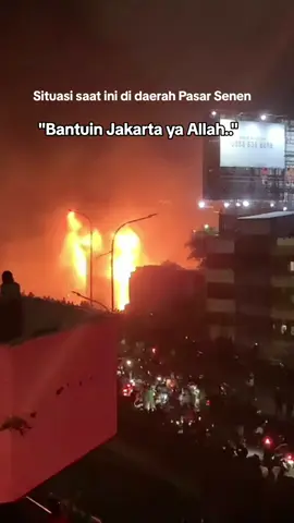 Ya Allah... malam ini di Jakarta.. daerah pasar senen, demo masih berlangsung dan ada gedung yg terbakar #demo #dpr #jakarta #ojol #bodohnyaaku 