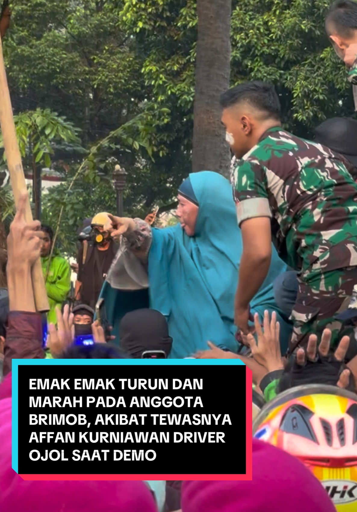 Affan Kurniawan telah meninggal dunia setelah dilindas kendaraan taktis (rantis) Brimob dalam suasana demo pada Kamis 28 Agustus 2025 malam, yang terjadi di kawasan Jakarta Pusat. Kemarahan dari seorang emak emak yang ikut dalam demo yang terjadi pada Jumat 29 Agustus 2025 langsung mendatangi Markas Satuan Brimob Polda Metro Jaya #demo #driverojol #wartawanmerah #fyp #viral 
