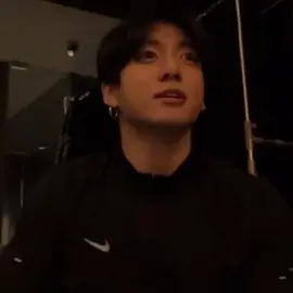 his reaction is so cute 😭 #정국 #jungkook #weverselive #fyp 