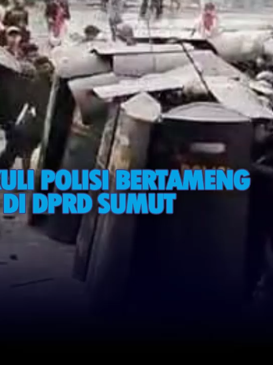 MASSA PUKULI POLISI BERTAMENG SAAT DEMO DI DPRD SUMUT #DPRDSumut #MassaPukuliPolisi #GelombangProtes #LapanganMerdekaMedan #DriverOjekOnline #KendaraanTaktisBrimob #SuaraRakyat #SNN #SIBNewsNetwork  #sibtv #news