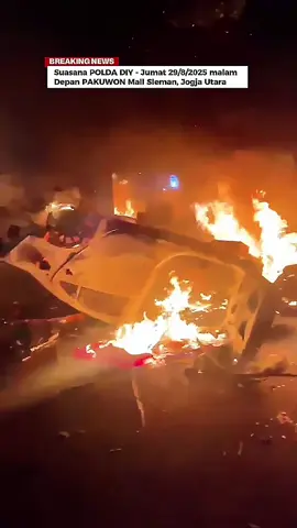 ​📢 Suasana terkini Jumat malam, 29 Agustus 2025, di depan POLDA DIY & Pakuwon Mall, Sleman, Yogyakarta Utara. 🌃 ​Terpantau kerumunan massa sedang menggelar aksi demonstrasi di lokasi. Harap tetap berhati-hati bagi warga yang akan melintas di sekitar area ini. 🙏 ​#demo #yogyakarta #jogja #poldadiy #pakuwonmall 